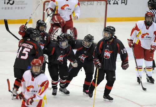 中国国家男子冰球队不敌日本中小学生的女子冰球队,图为对手进球后的庆祝